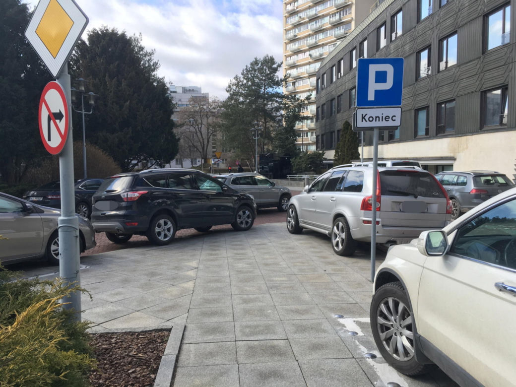 Głosują za wysokimi mandatami, sami łamią przepisy