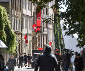 Nazistowskie symbole na starówce w Toruniu. Kręcą tam nowy film