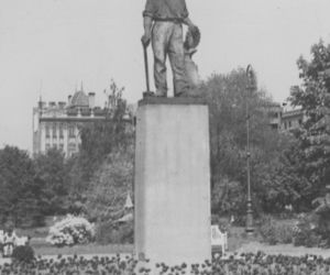 Widok ogólny pomnika przedstawiającego postać robotnika wspartego o młot /1918 - 1935