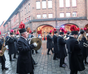 Barbórka 2025. Pobudka górnicza na Nikiszowcu w wykonaniu Orkiestry Wieczorek