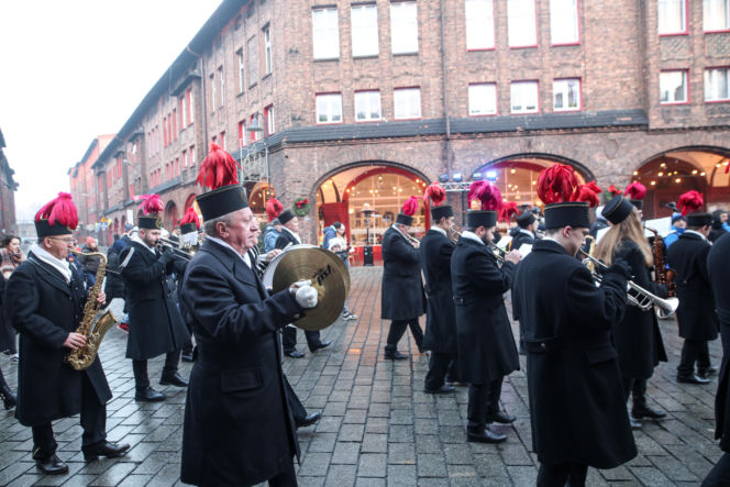 Barbórka 2025. Pobudka górnicza na Nikiszowcu w wykonaniu Orkiestry Wieczorek