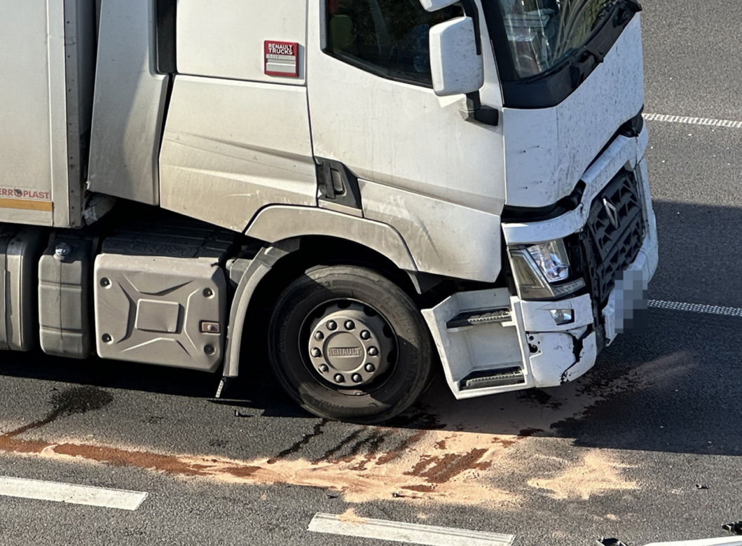 Szoferka kompletnie zmiażdżona, a kierowca wyszedł bez szwanku. Niesamowity wypadek na S8