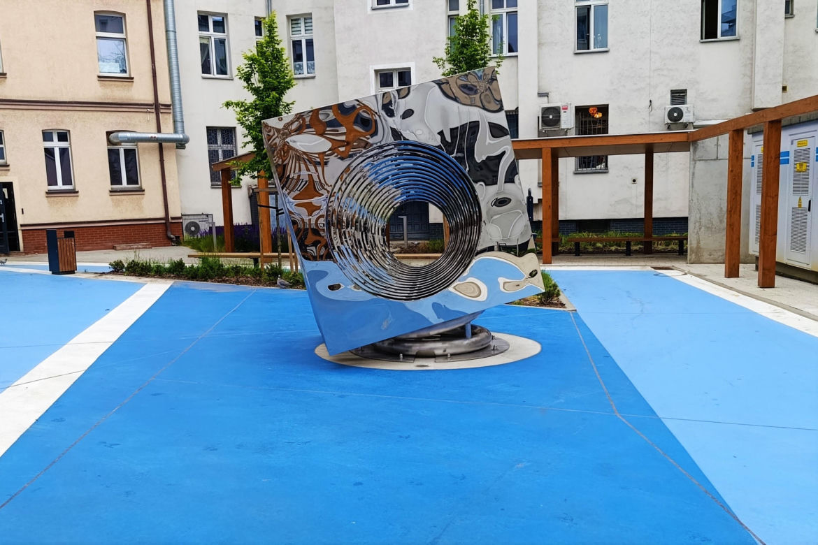 Nowa rzeźba i ogród we wnętrzu Kwartału 36