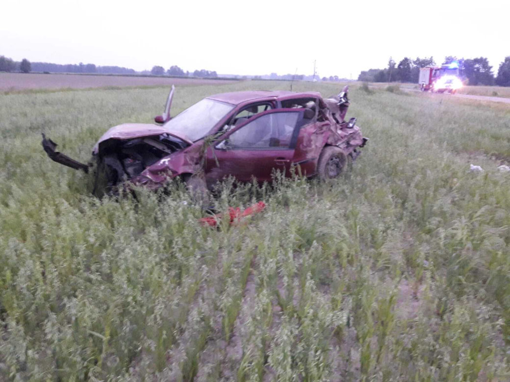 Olesno. 19-letni kierowca dachował w przydrożnym rowie. Całkowicie rozbił seata