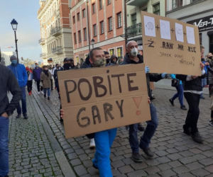 Protest branży gastronomicznej w Toruniu. Zanieśli trumnę pod pomnik Kopernika