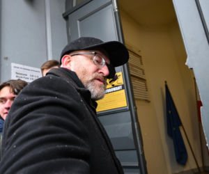 Grzegorz Braun pojawił się w prokuraturze. Nie otrzymał żadnych zarzutów