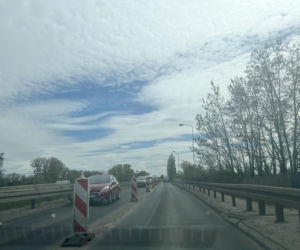 Niepokojące obniżenia jezdni na moście w Koninie