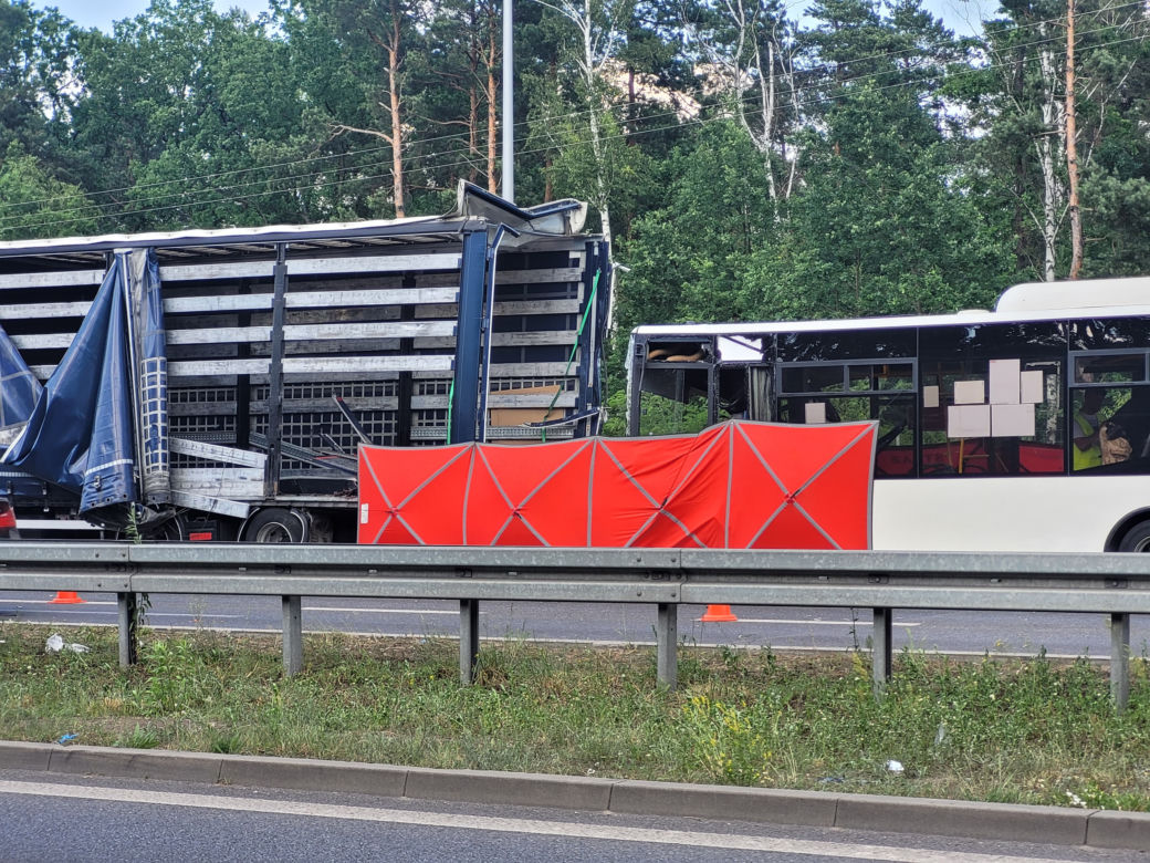 Tragiczny wypadek w Ząbkach. Autobus miejski zderzył się z ciężarówką