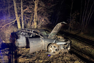 Kierowca roztrzaskał Audi o betonowy przepust. Trzy osoby trafiły do szpitala