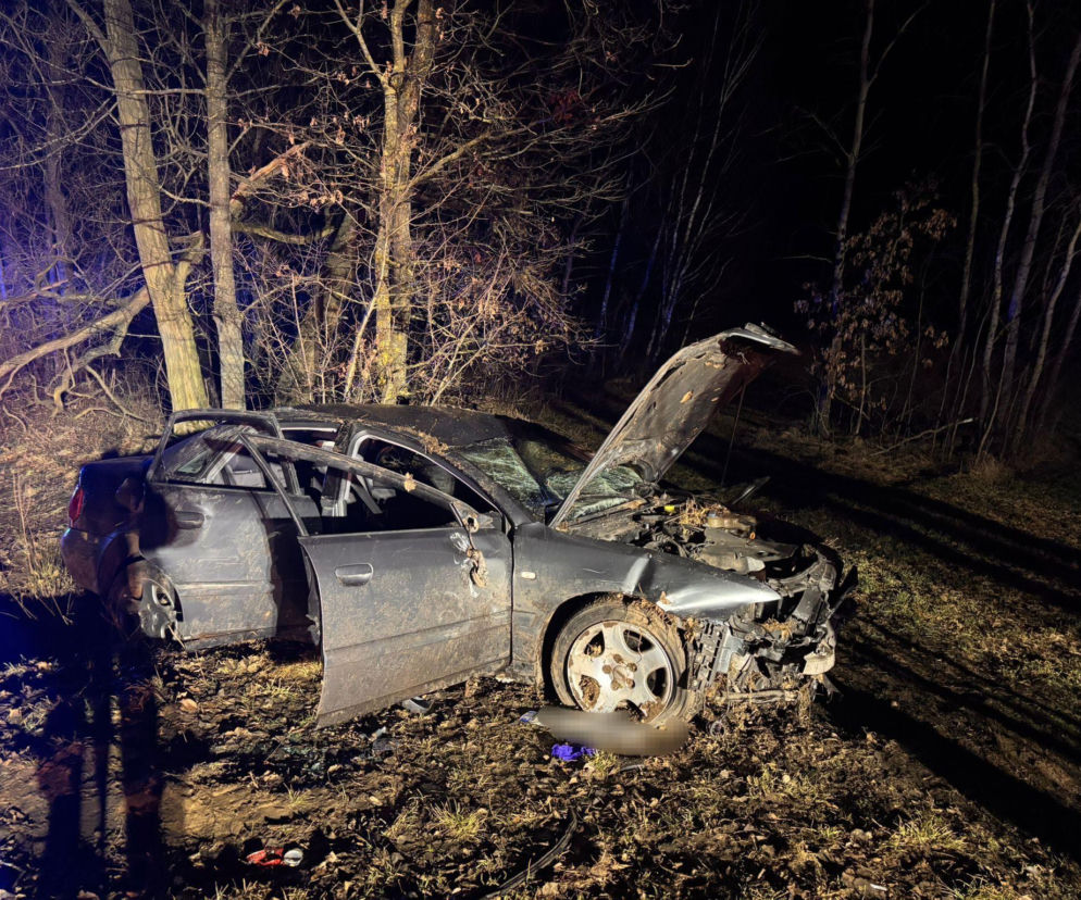 Zjechał z drogi i rąbnął w betonowy przepust. Trzy osoby w szpitalu