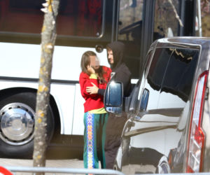 Maciej Musiał nad morzem z deską