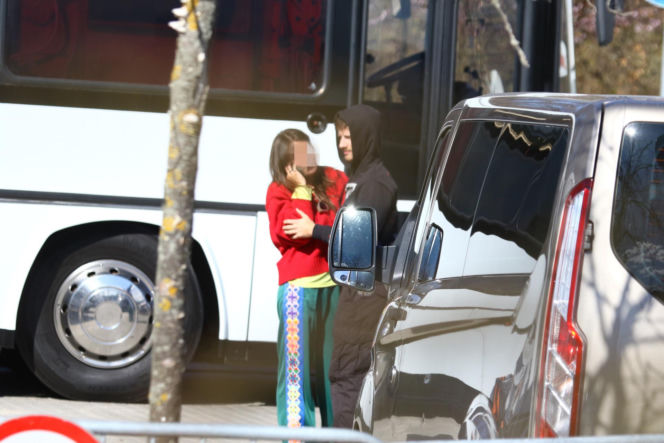 Maciej Musiał nad morzem z deską