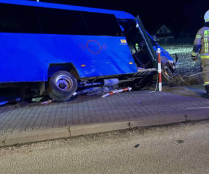 Dramatyczne sceny w Stadnikach. Kierowca busa reanimowany po wypadku