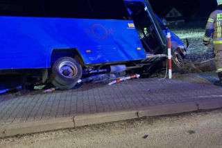 Dramatyczne sceny w Stadnikach. Kierowca busa reanimowany po wypadku
