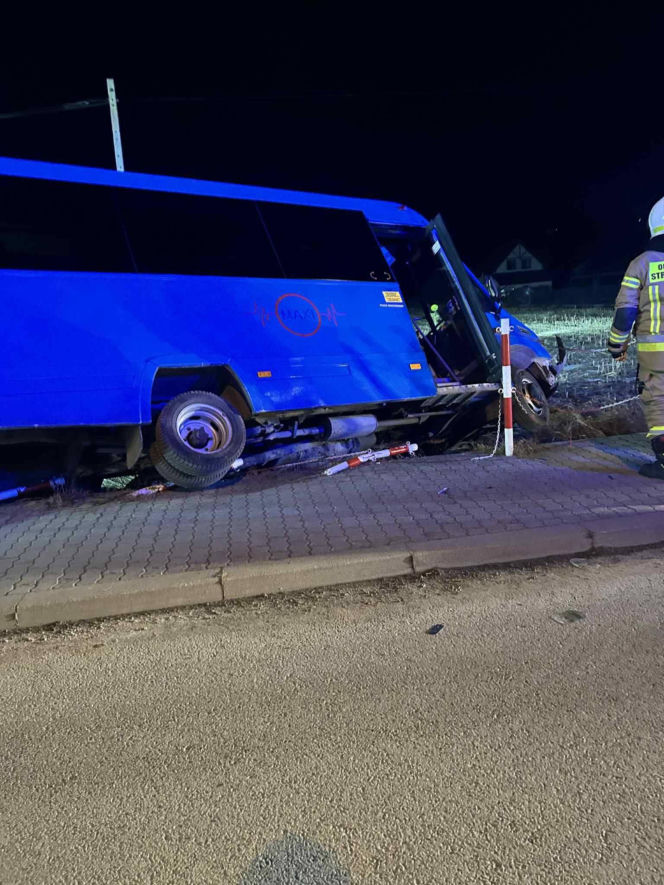 Dramatyczne sceny w Stadnikach. Kierowca busa reanimowany po wypadku
