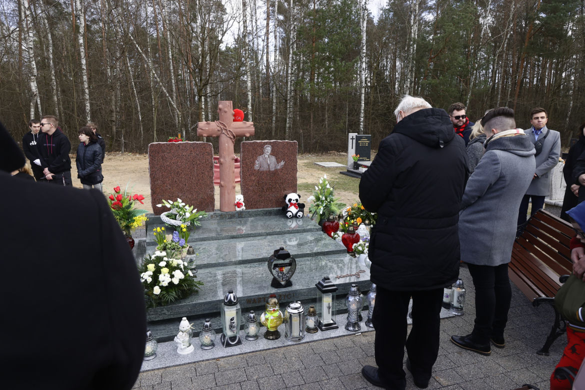 Wizyta na cmentarzu i łzy na mszy świętej. Ewa Krawczyk w pierwszą rocznicę śmierci męża