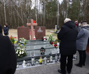 Wizyta na cmentarzu i łzy na mszy świętej. Ewa Krawczyk w pierwszą rocznicę śmierci męża