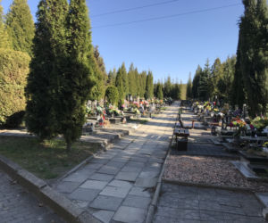 Ten cmentarz na Śląsku jest otwarty. Mieszkańcy odwiedzają groby bliskich