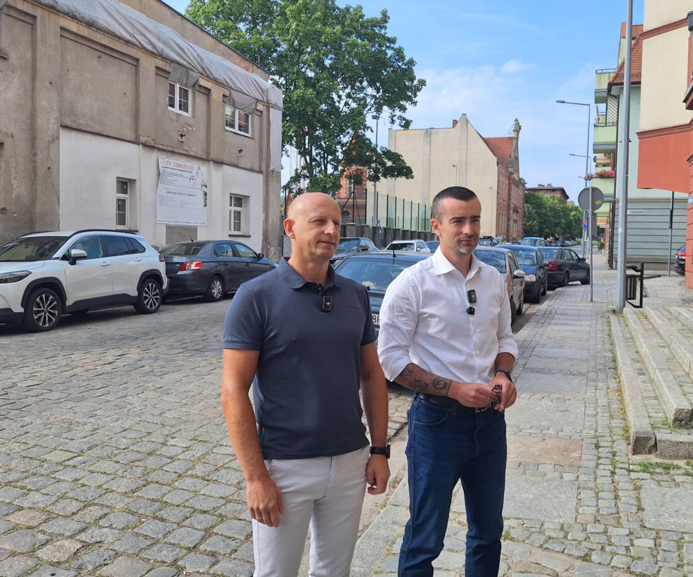 Starosta Michał Wnuk i dyrektor Adam Bogusz przed budynkiem GCKZ. O remoncie w Głogowie przeczytasz na Radioplus.