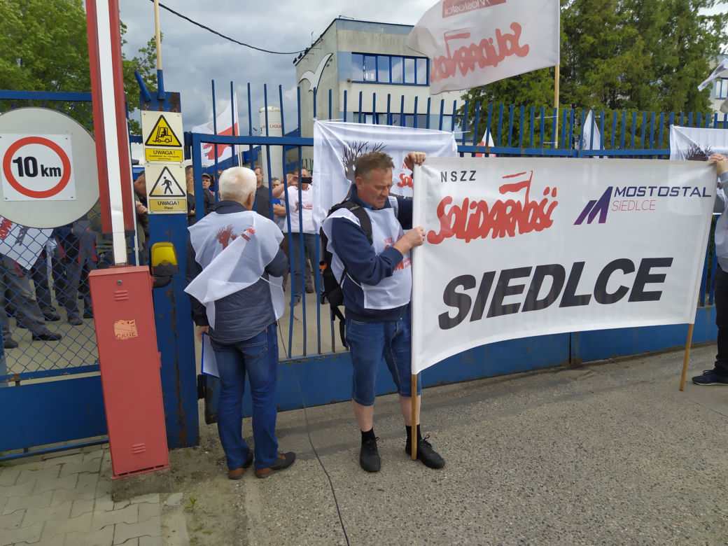 Trwa strajk generalny w Altrad Mostostal. Protestujących poparli związkowcy z Mostostalu Siedlce - zobacz zdjęcia!