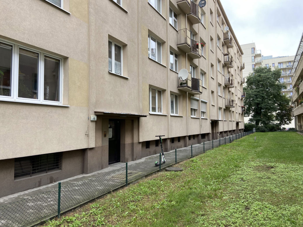Zabił kolegę siekierą i mieszkał ze zwłokami