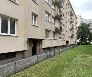 Zabił kolegę siekierą i mieszkał ze zwłokami