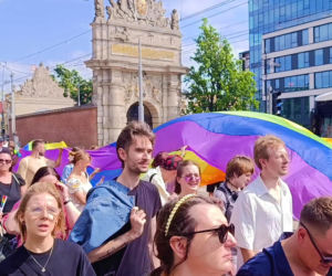 Tęczowy korowód przeszedł przez Szczecin. Drag queens rozgrzały tłum