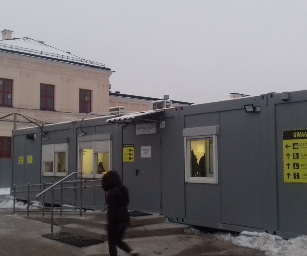 Tymczasowy dworzec PKP już otwarty. W środku znajduje się poczekalnia i kasy