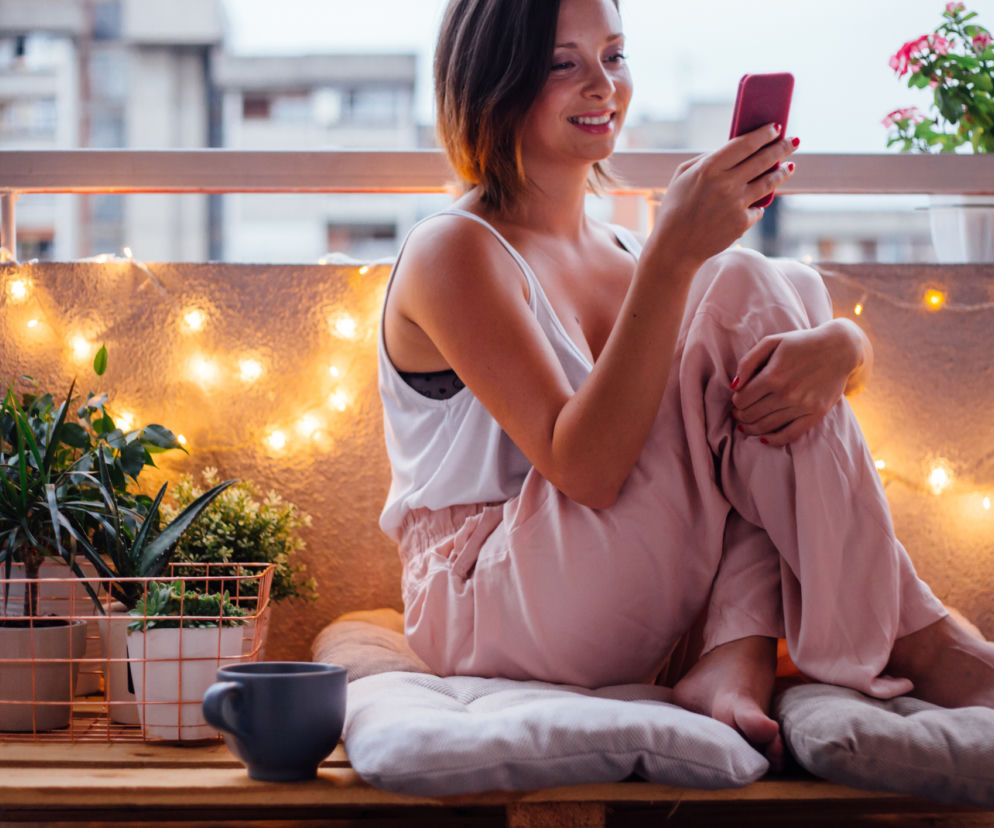 Telewizja w plenerze: smartfon na balkonie