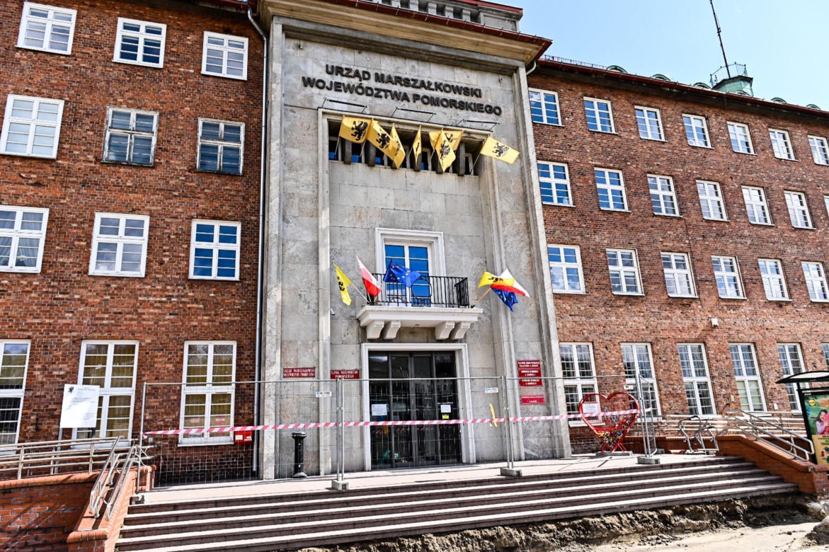 Marszałek Struk w szpitalu, urząd zamknięty [ZDJĘCIA]