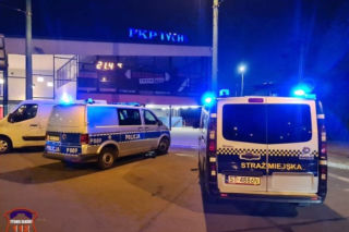 Śląskie: Nastolatek wszedł na wagon i dotknął trakcji. W ciężkim stanie trafił do szpitala. Życie uratowali mu policjanci