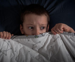 Twoje dziecko boi się w nocy? Te słowa mogą pogłębiać jego strach