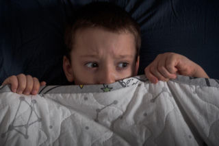 Twoje dziecko boi się w nocy? Te słowa mogą pogłębiać jego strach