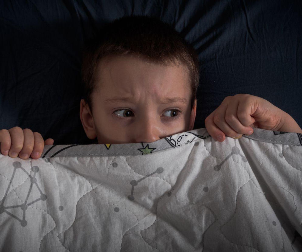 Twoje dziecko boi się w nocy? Te słowa mogą pogłębiać jego strach