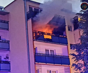 Makabryczny pożar w Pruszkowie. Mieszkanie w bloku płonęło jak zapałka. Nie żyje 17-latek