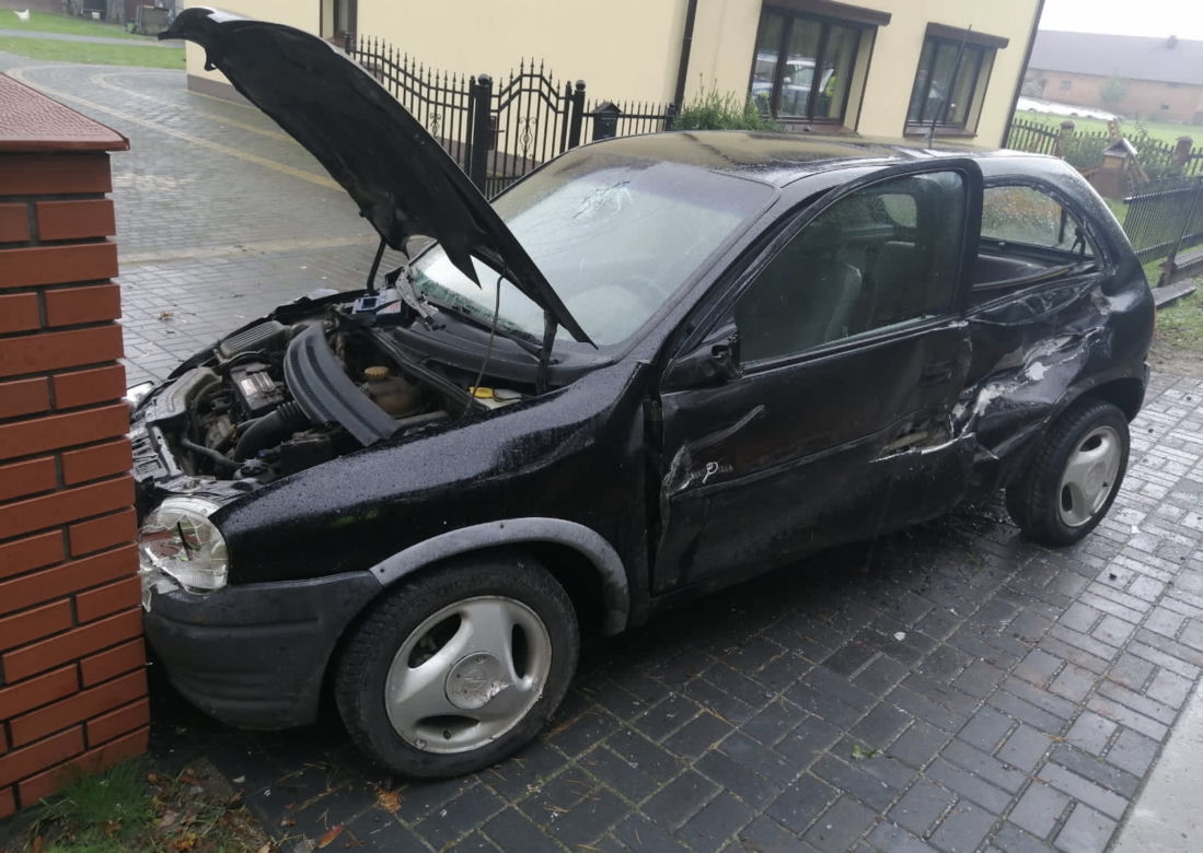 PIJANY staranował auto, potem wbił się w ogrodzenie! Na sumieniu miał coś jeszcze [ZDJĘCIA]