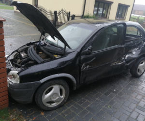 PIJANY staranował auto, potem wbił się w ogrodzenie! Na sumieniu miał coś jeszcze [ZDJĘCIA]