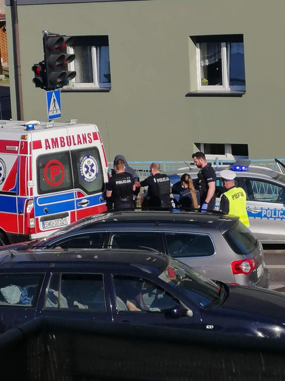 Szok! Na środku ulicy wymachiwał nożami. Policjanci byli bezradni!