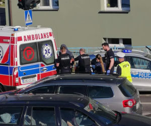 Szok! Na środku ulicy wymachiwał nożami. Policjanci byli bezradni!