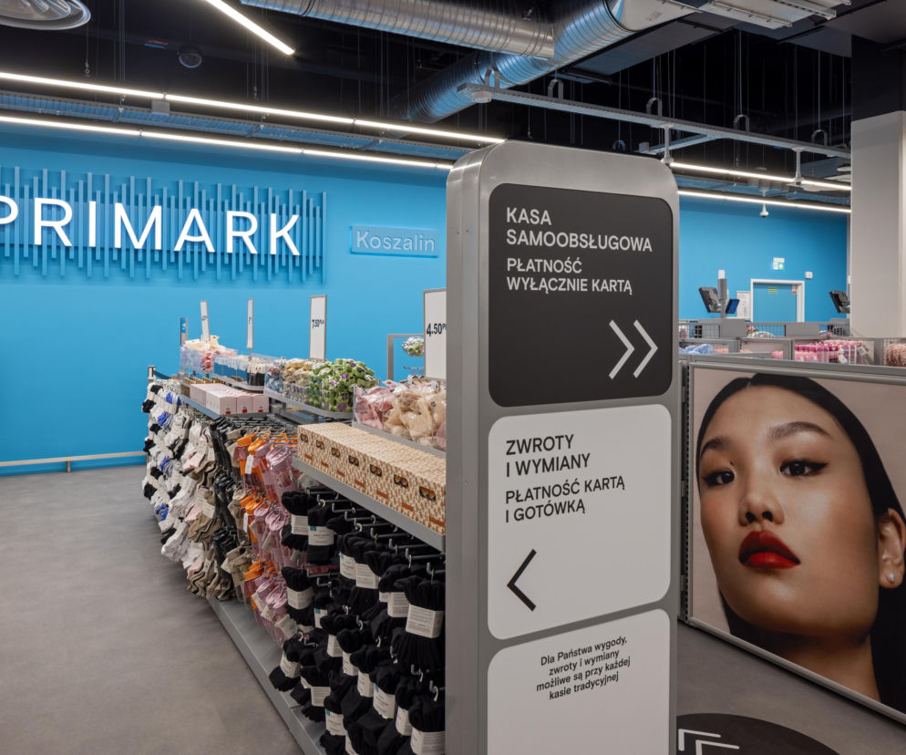 Wnętrze sklepu Primark w Koszalinie z widocznym logo i strefą kas. O otwarciu lokalu przeczytasz na Eska Koszalin.