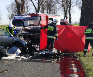 Tragedia pod Nakłem. Kierowca roztrzaskał się na drzewie