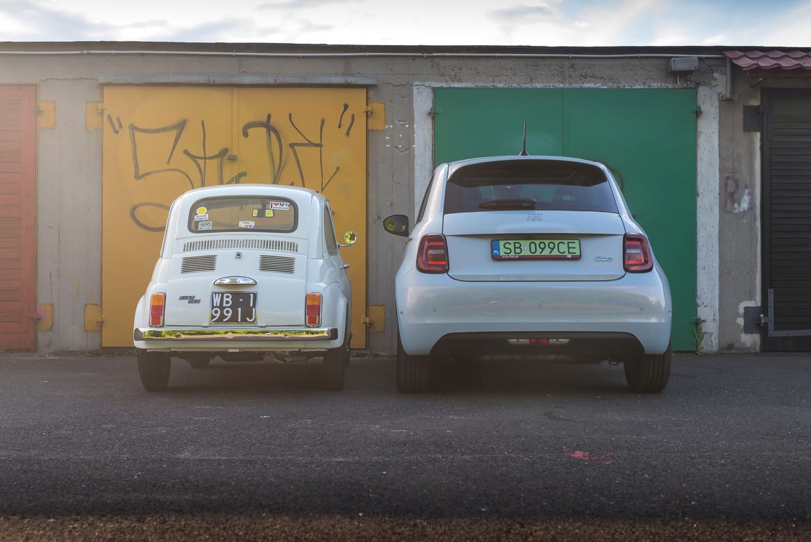 Elektryczny Fiat 500e i klasyczny Fiat 500