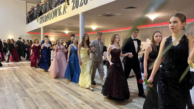 Studniówka pełna blasku i emocji! Tak bawili się maturzyści II LO w Bydgoszczy [ZDJĘCIA]