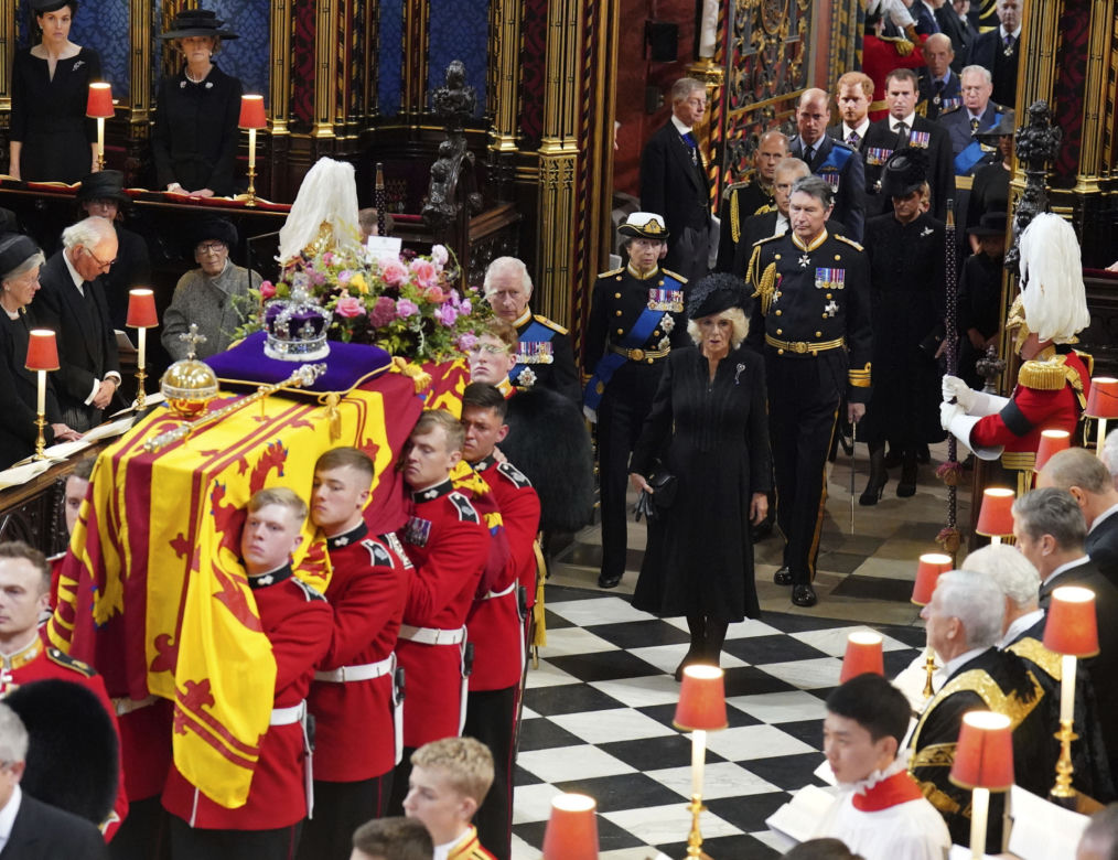 Łzy poddanych i trumna zmierzająca do Westminsteru