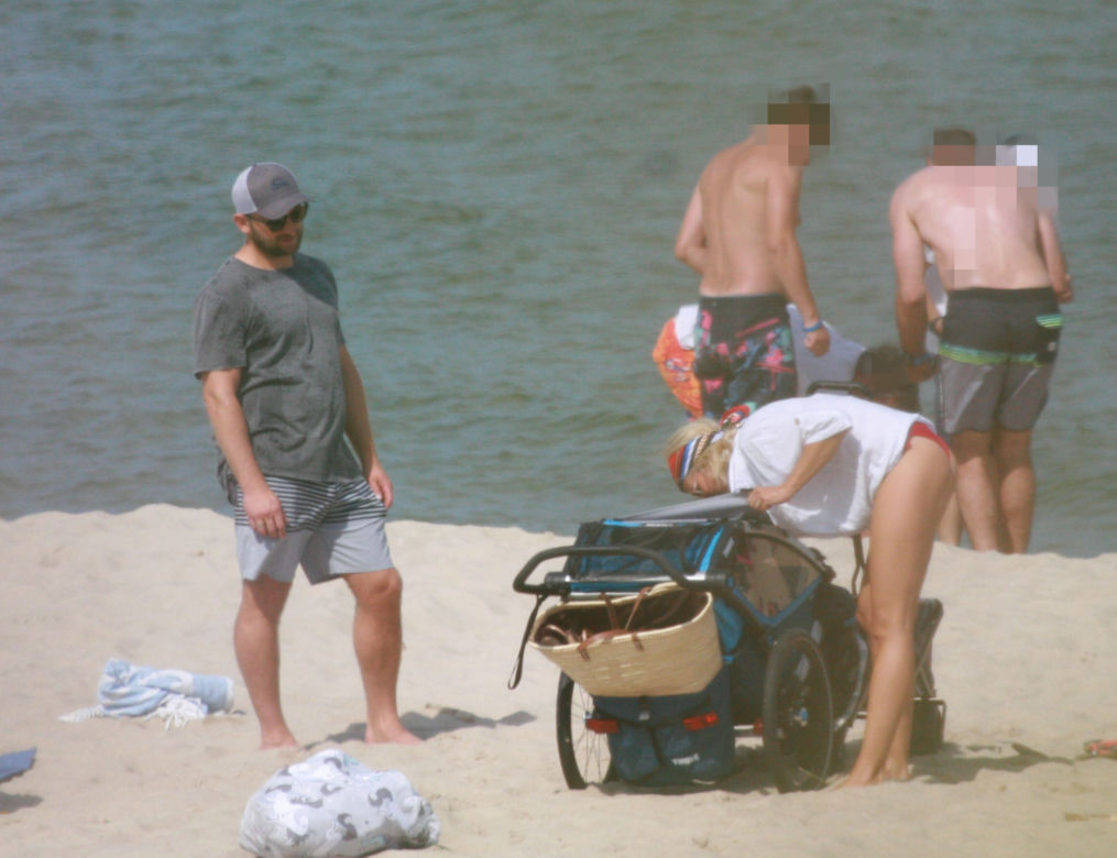 Borys Szyc całuje się na plaży