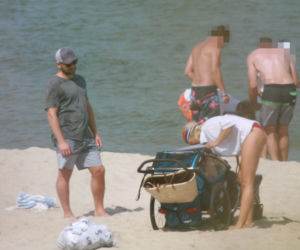 Borys Szyc całuje się na plaży
