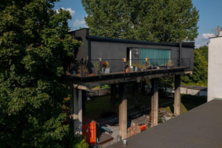 To nie był manifest, lecz potrzeba zamieszkania w dostępnym cenowo obiekcie. I tak znany architekt mieszka w kopalnianej lampiarni