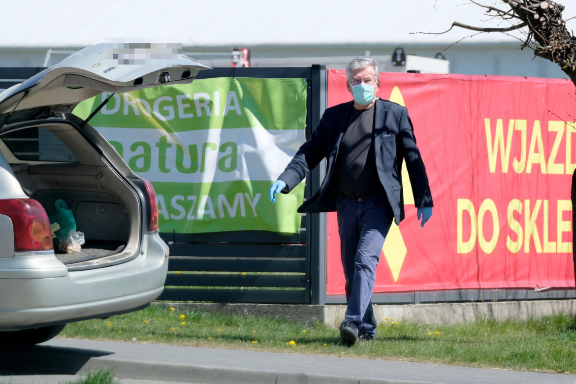 Marszałek Karczewski robi zakupy na bazarku