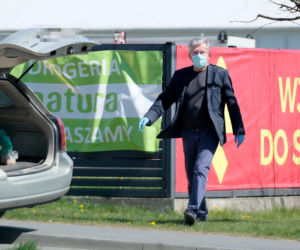 Marszałek Karczewski robi zakupy na bazarku