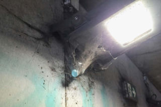 Bród i smród w tunelu pod torami w Siedlcach